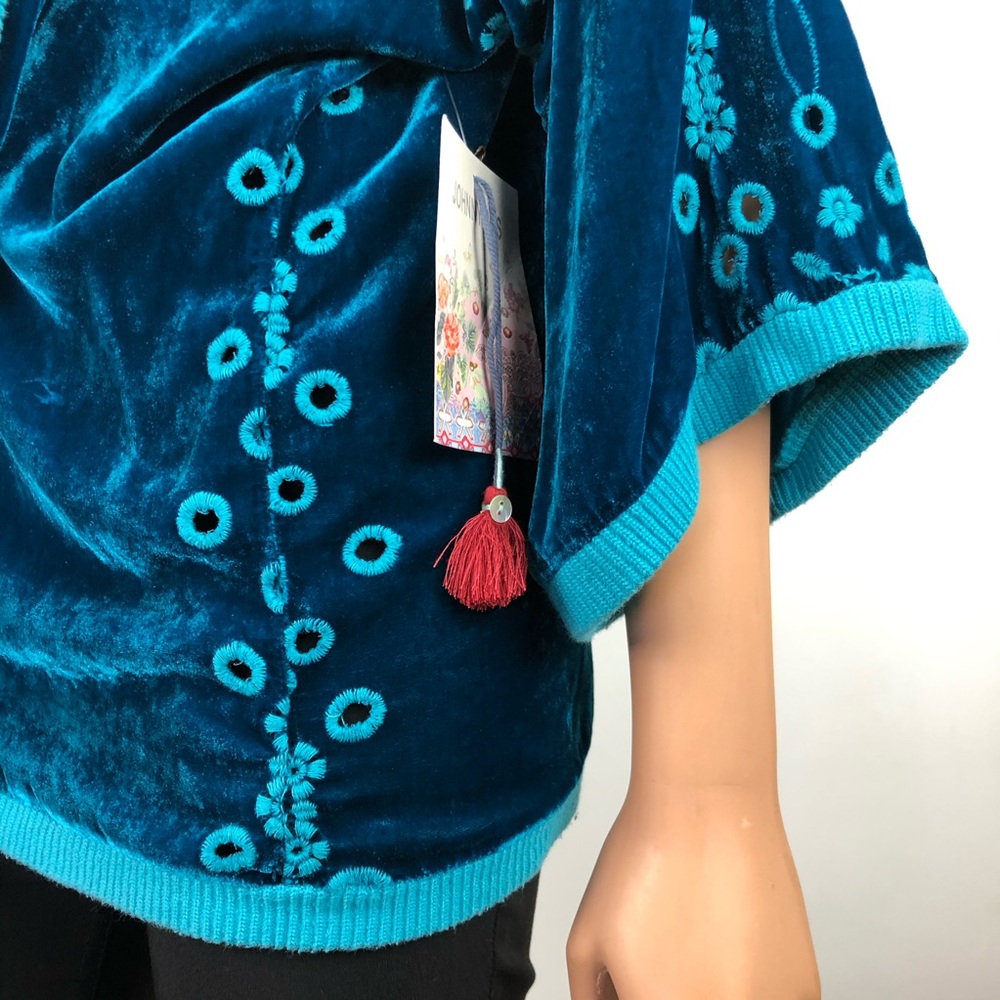 Johnny Was Greban Velvet Kimono Wrap in MRI - Picture 4 of 15